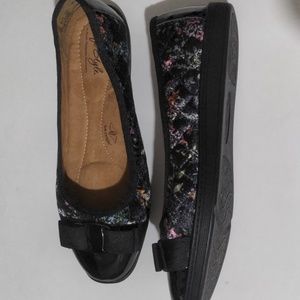 Hush Puppies Soft Style Women's Black Floral Flats Size 6.5